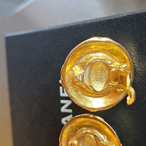 Chanel CC Coco Mark 4-Tow Pearl Vintage Clip Earrings (24k Gold Plated) - Picture 7 of 8